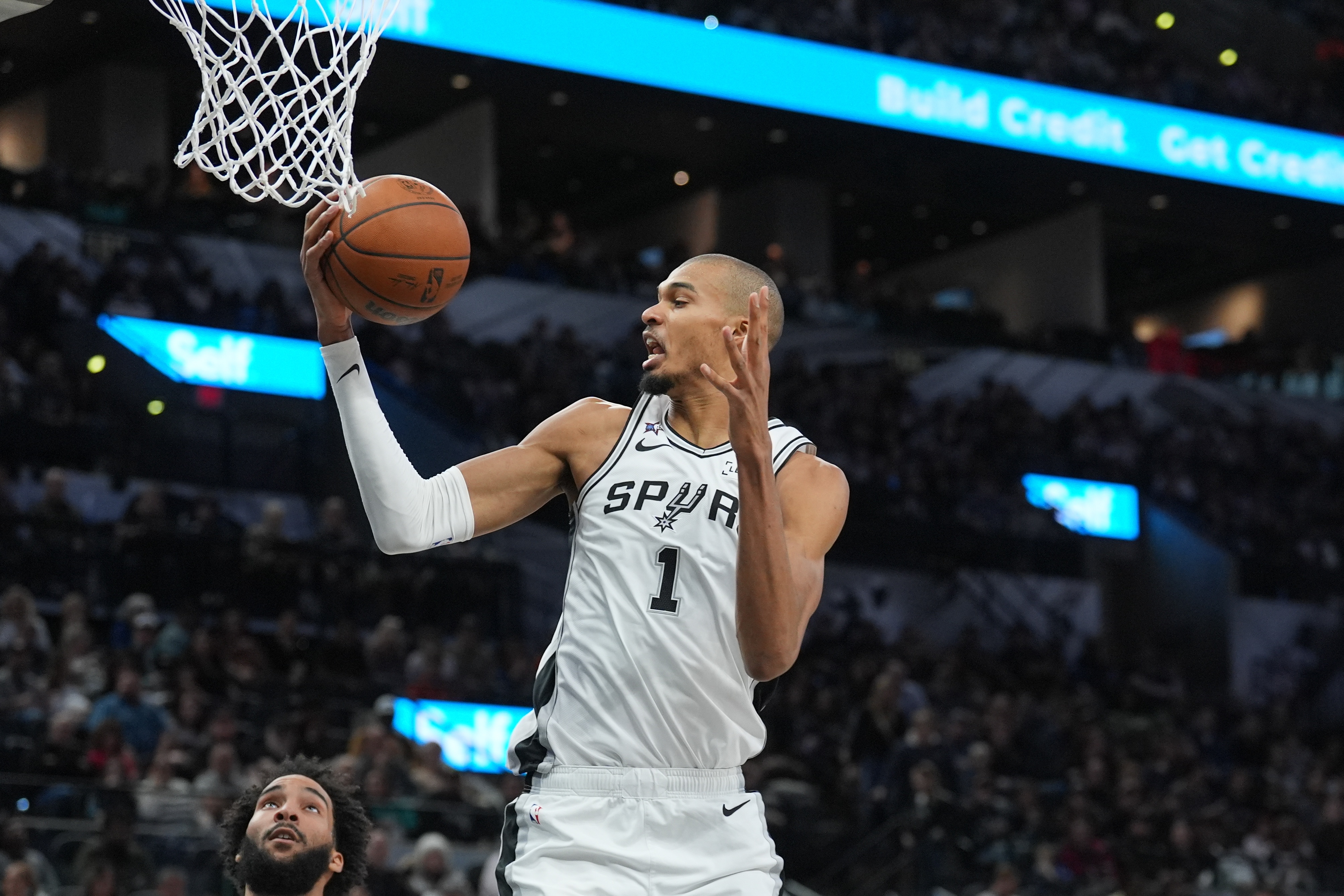 kaiyun-最后时刻铁血补扣！文班三分7投全失&amp;下半场10连铁 仅14分10板0帽