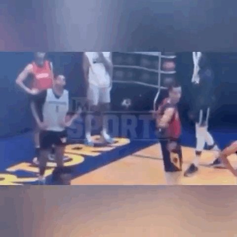 1665237604020006966.gif 【夜读】又拿曼联说事,英媒曝光C罗不满滕哈赫