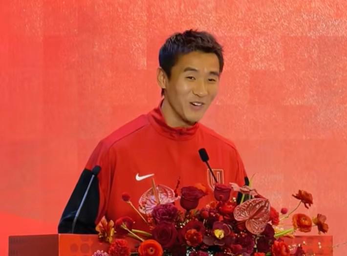 开云APP-当队长有点紧张，韦世豪致辞口误羞涩一笑：输了一起狂