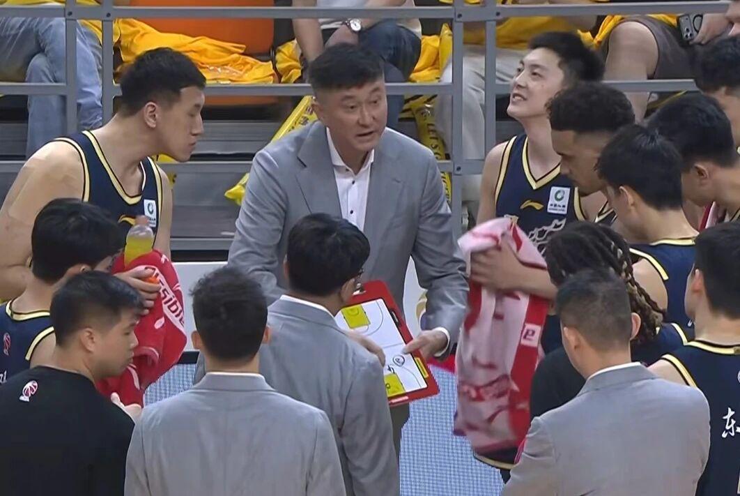 开云官网-CBA八进四：上海横扫山东晋级，广东3分险胜北京将大比分追成1-1